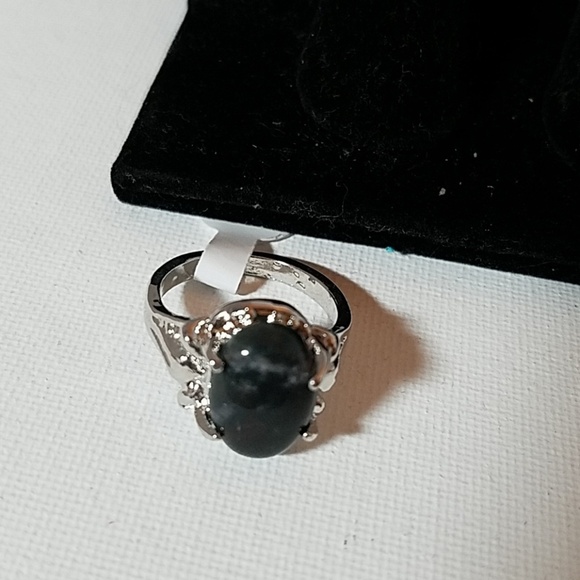 Gorgeous Stone Ring Size 9 Green - Picture 1 of 4